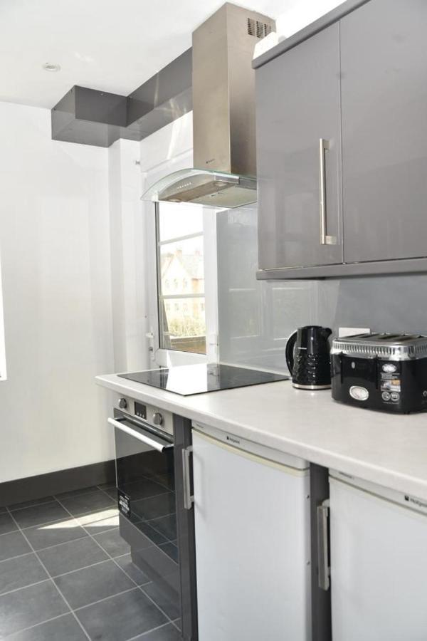 סאטון Bright And Spacious 2 Bedroom Apartment מראה חיצוני תמונה