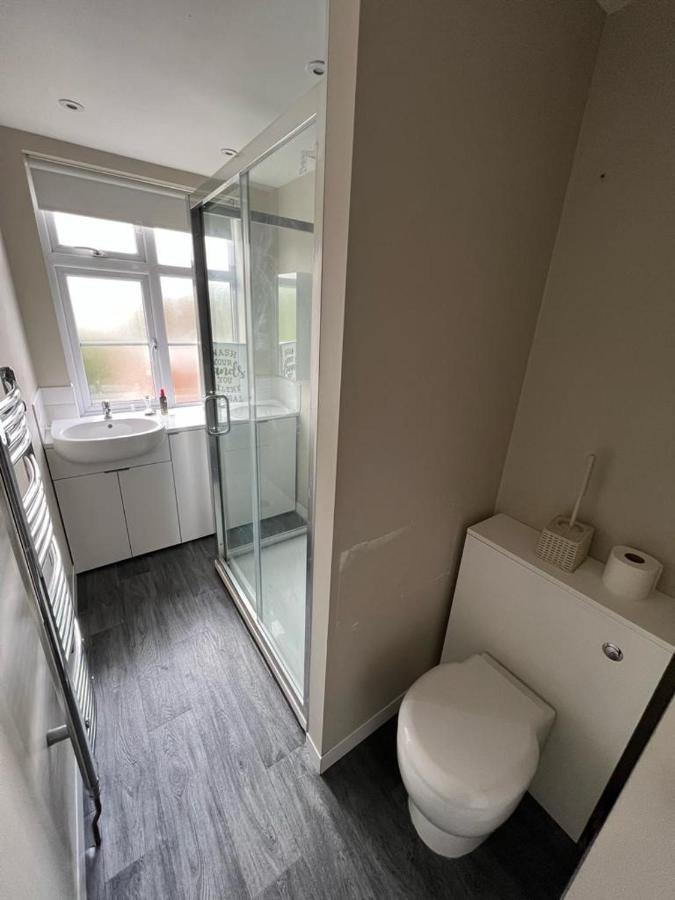 סאטון Bright And Spacious 2 Bedroom Apartment מראה חיצוני תמונה